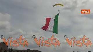 Il tricolore e la bandiera dei 150 anni di Roma Capitale atterrano al Circo Massimo