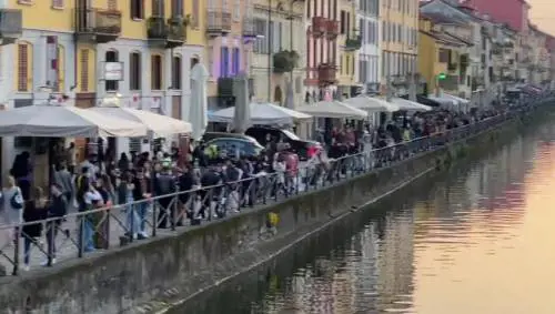 Assembramenti ai Navigli di Milano