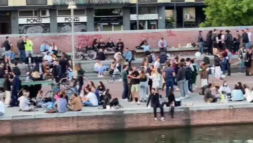 Assembramenti a Milano quasi in zona gialla