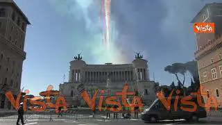 Il sorvolo delle Frecce Tricolori sopra l'Altare della Patria per il 25 Aprile
