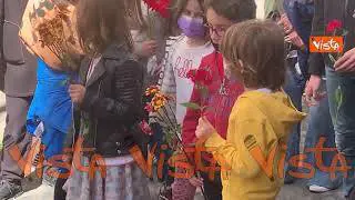 "Questo è il fiore del partigiano" adulti e bambini cantano Bella Ciao fuori Museo della Liberazione