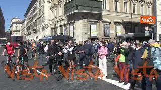Molte mascherine ma poco distanziamento a Via del Corso a Roma, l'attesa del passaggio delle Frecce