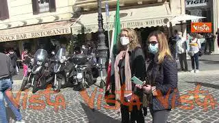 Le Frecce Tricolori passano sopra Via del Corso gremita di persone