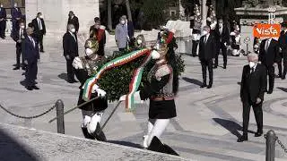 Mattarella depone corona d'alloro all'Altare della Patria per il 25 aprile
