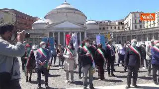 I sindaci Cantano l'inno di Mameli durante manifestazione per il Recovery ma vengono fischiati