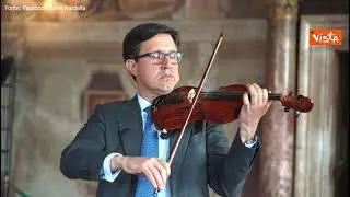 25 aprile, il sindaco di Firenze Nardella suona Bella ciao al violino