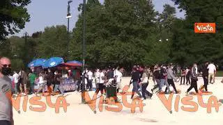 Folla al parco Sempione a Milano nelle ultime ore di restrizioni