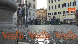 Ora dell’aperitivo a Piazza Campo de’ Fiori, assembramenti nel centro di Roma