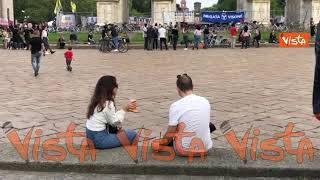 Movida a Milano, molti giovani all’Arco della Pace per l’aperitivo nonostante restrizioni