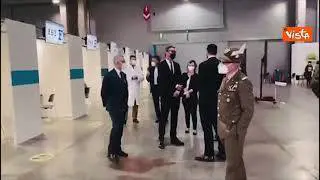 Kompatscher visita l'hub vaccinale allestito alla Fiera di Bolzano. Le immagini