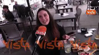 I ragazzi tornano a sedersi ai tavoli per l’aperitivo a Milano: “Una sensazione piacevole”