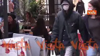 I locali degli aperitivi tornano a servire ai tavoli in corso Como a Milano. Le immagini