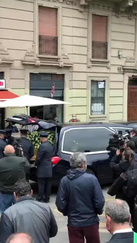 L’Italia e Milano salutano per l’ultima volta Milva 
