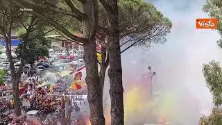 Centinaia di tifosi della Roma a Trigoria per la partenza della squadra verso Manchester
