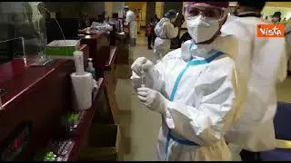 Ecco i tamponi ai passeggeri appena arrivati dall'India a Fiumicino