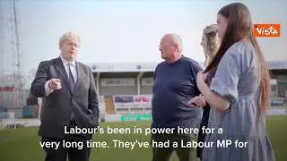 Boris Johnson gioca a calcio con i ragazzi della squadra giovanile di Hartlepool