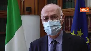 Covid, Rezza: "Lieve calo, accelerare vaccini e mantenere prudenza"