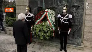 Mattarella depone corona fiori davanti al monumento vittime del lavoro all'Inail