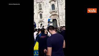Scudetto Inter, migliaia di tifosi invadono piazza Duomo a Milano per festeggiare