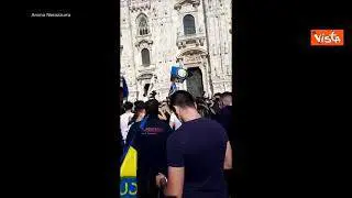 Scudetto Inter, migliaia di tifosi invadono piazza Duomo a Milano per festeggiare