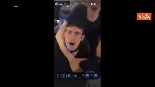 La festa dei giocatori dell'Inter in aereo dopo la partita contro il Crotone