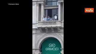 Scudetto Inter, Zanetti si affaccia in piazza Duomo per festeggiare con migliaia di tifosi