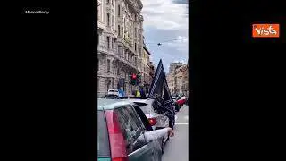 Scudetto Inter, il corteo in auto dei tifosi nel centro di Milano con bandiere e clacson