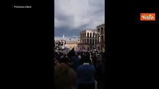 Scudetto Inter, i tifosi festeggiano assembrati sotto la statua di Vittorio Emanuele a Milano