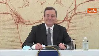Draghi "bilingue" invita i turisti stranieri a prenotare le vacanze in Italia