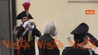 Il Presidente della Repubblica depone una corona sotto la lapide dell'on. Aldo Moro