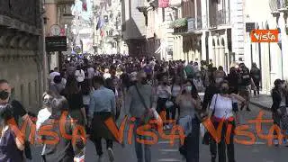 Weekend di sole, Via del Corso a Roma si riempie di persone