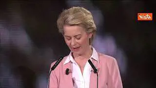 Von der Leyen tenera nonna: "Prima carezza alla mia nipotina mi ha ricordato cosa conta nella vita"