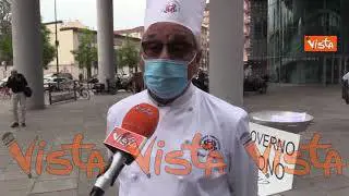 Il presidio dei cuochi davanti a Regione Lombardia: “Non dateci aiuti, ma date certe per riaperture”