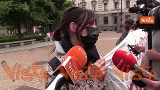 Protesta dei lavoratori dello spettacolo davanti alla Scala riaperta: “La ripartenza sia per tutti”