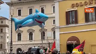 "Scendete a dirci quale sarà il nostro futuro", il grido dei lavoratori Alitalia a Montecitorio