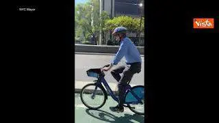 Il sindaco di New York dalla sua residenza al Municipio in bici. Non accadeva dal 1970