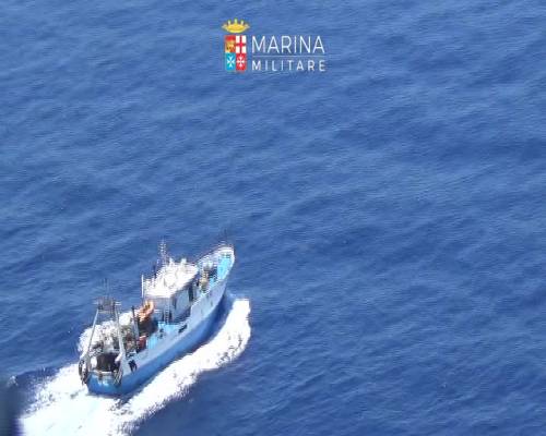 L'elicottero della Marina sorvola l'area dello scontro tra pescherecci