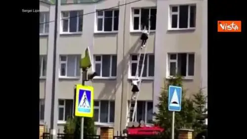 Sparatoria in una scuola russa, gli studenti si calano dalle finestre per fuggire