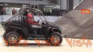 Matteo Salvini “stuntman” per un giorno, il leader della Lega coinvolto in acrobazie con le moto