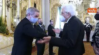 Il ministro degli Esteri argentino tende la mano a Mattarella per i saluti, imbarazzo del Presidente