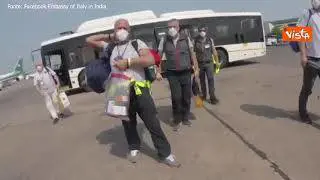 L'arrivo del secondo volo di aiuti dell'Italia in India