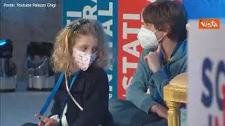 Papa: "Mantenersi giovani non significa farsi selfie e ritocchi"