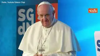 La stretta di mano tra Draghi e Papa Francesco