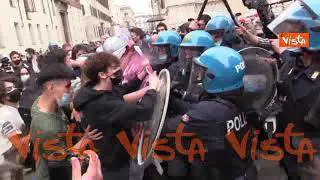 Tensione in piazza Duomo tra studenti pro-Ddl Zan e polizia, le immagini