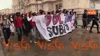 Studenti pro-Ddl Zan cercano di raggiungere presidio contro la legge in piazza Duomo. Le immagini