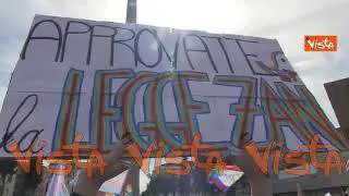 “I will survive!” A Piazza del Popolo a Roma si balla per l’approvazione della legge Zan