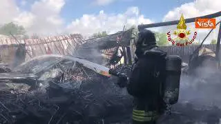 A fuoco un capannone a Napoli nei pressi del porto