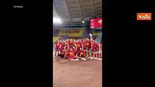 I giocatori della Roma festeggiano la vittoria del Derby: "I tifosi in campo con noi"