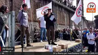 Enrico Montesano alla manifestazione del Movimento 3V contro obbligo vaccinale e green pass