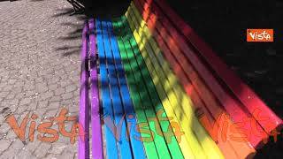 Panchine arcobaleno nel Municipio 6 di Milano contro l’omolesbobitransfobia. Le immagini